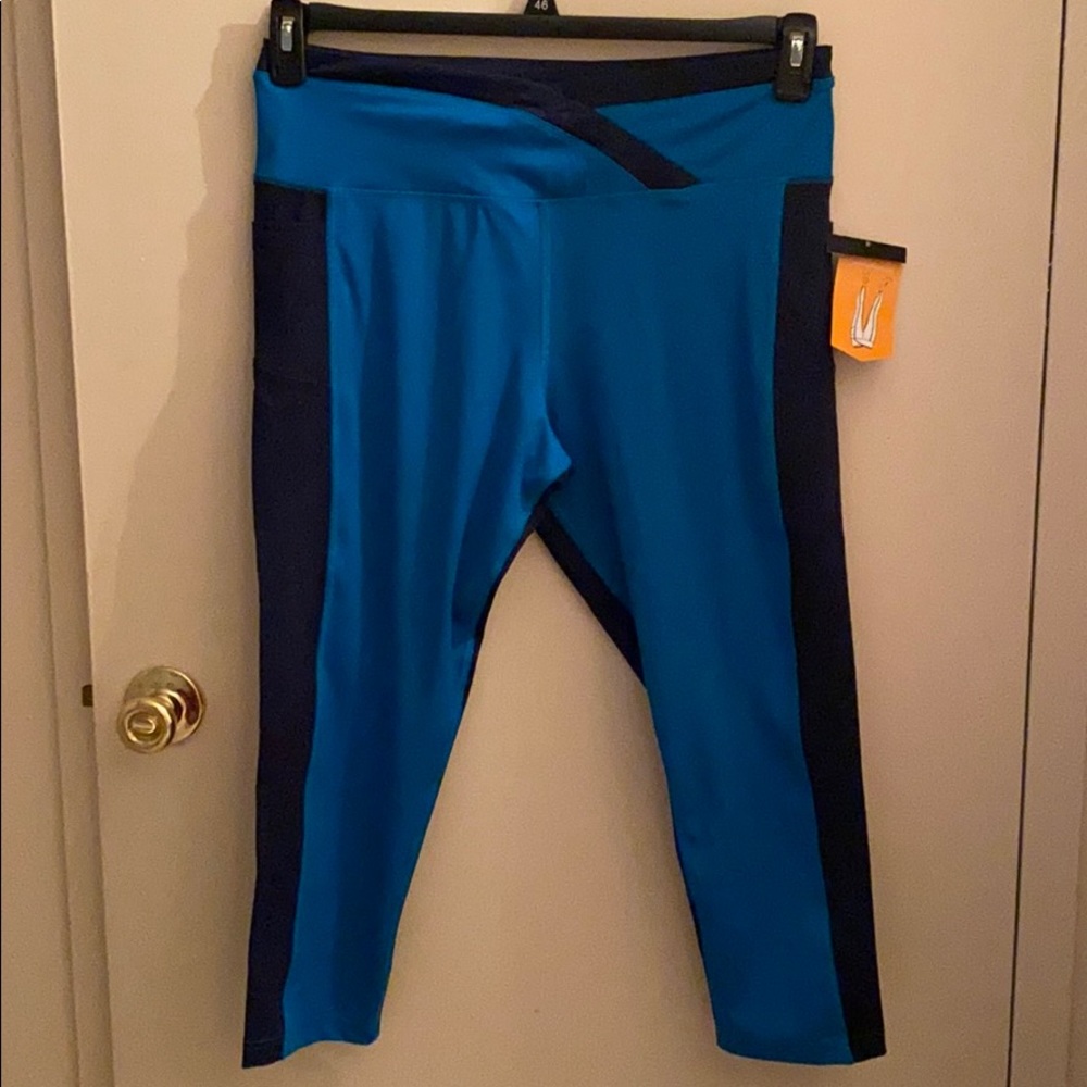 NEW WITH TAGS Avia capri leggings